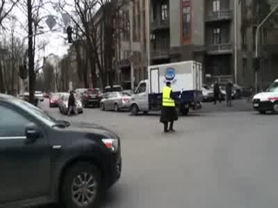 Активист самообороны регулирует движение в центре Киева
