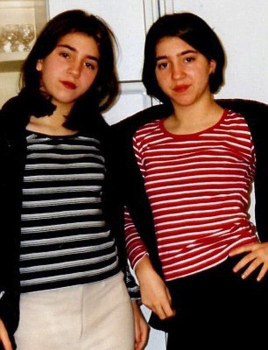Сестры-близняшки - жертвы пластической хирургии (24 фото)