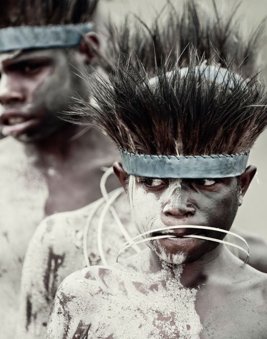 Индонезия и Папуа – Новая Гвинея: жизнь исчезающих племян (40 фото)
