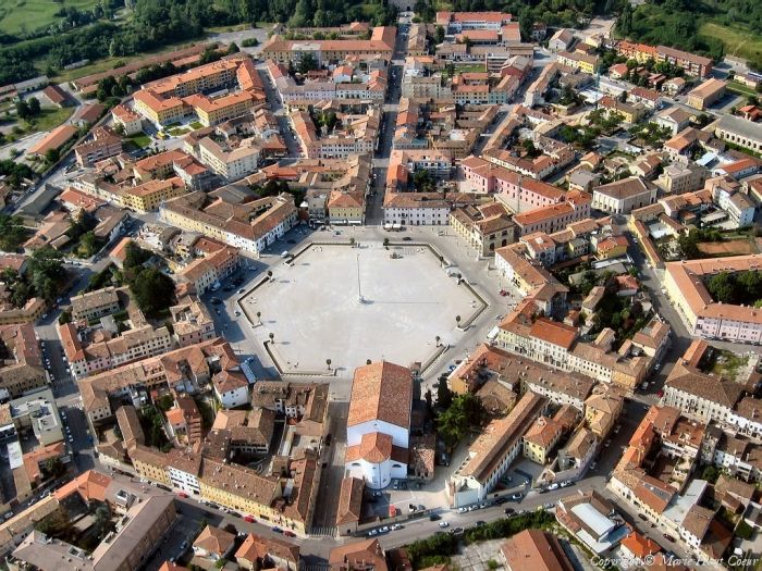 Необычный симметричный город-крепость в Италии (15 фото)