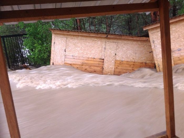 Наводнение в Алтае принесло в поселок балистическую ракету (5 фото)