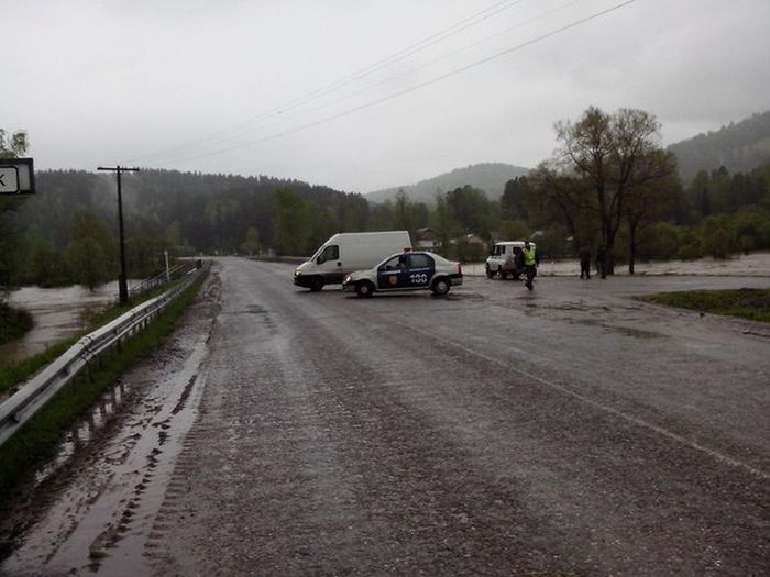 Наводнение в Алтае принесло в поселок балистическую ракету (5 фото)