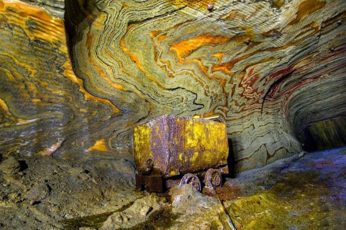 Психоделические узоры пещеры под Екатеринбургом (11 фото)