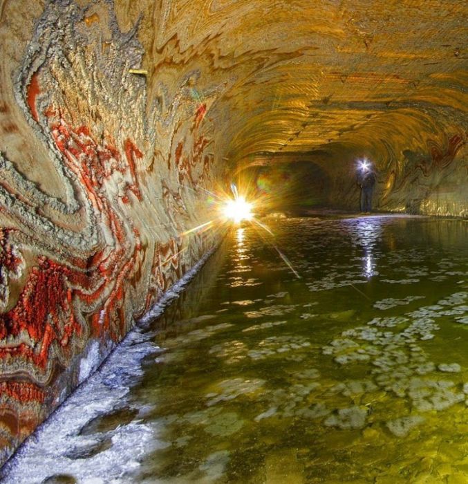 Психоделические узоры пещеры под Екатеринбургом (11 фото)