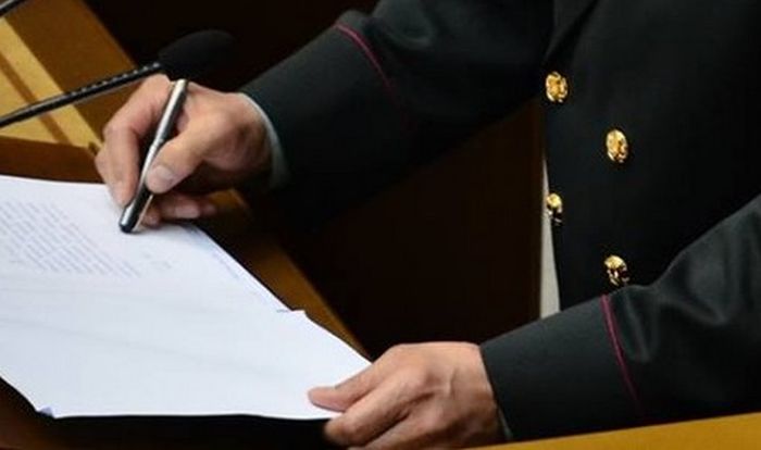 Новоизбранный министр обороны Украины "подписал" присягу (2 фото)