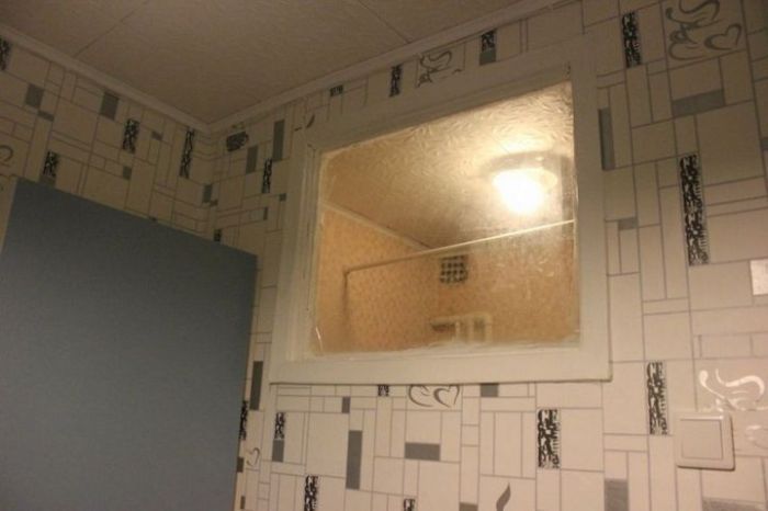Окошко в стене между ванной и кухней (3 фото)