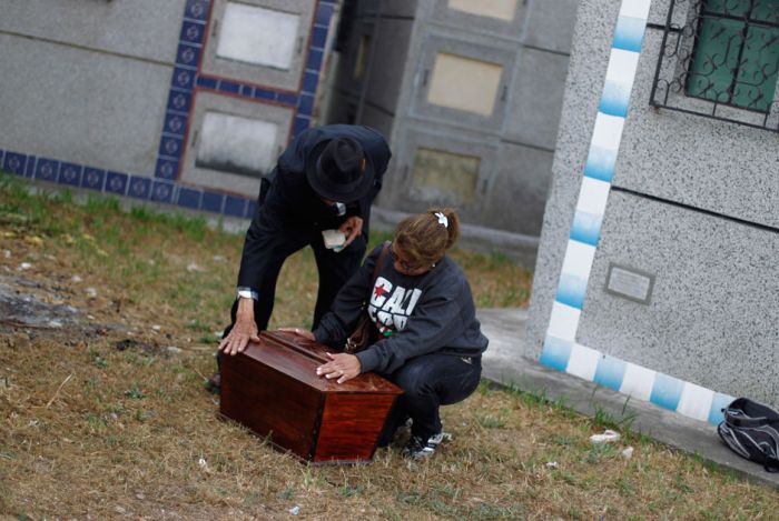Когда нечем заплатить за аренду места на кладбище - "пора съезжать" (14 фото) Unpacked_graves_13