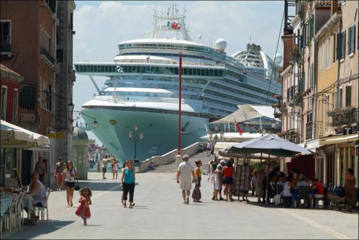 Stunning Cruise Ship In Venice (6 pics)