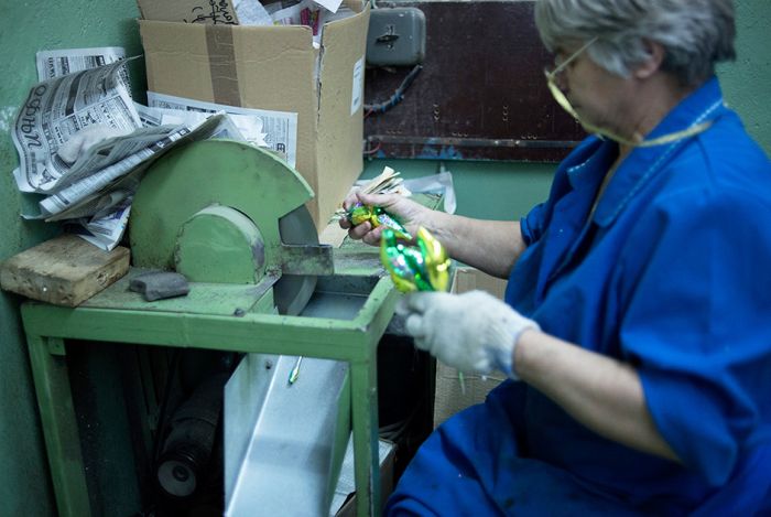 Фоторепортаж с отечественной фабрики елочных игрушек (21 фото)