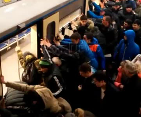 Пассажиры метро спасли пожилую женщину