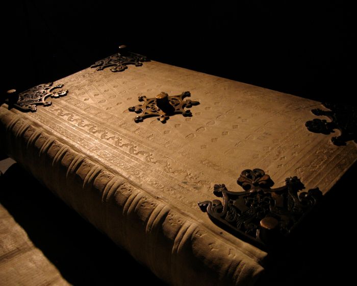 Кодекс Гигас («Библия Дьявола») - одна из самых таинственных книг средневековья (7 фото)