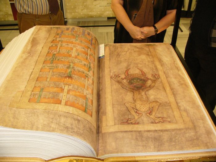 Кодекс Гигас («Библия Дьявола») - одна из самых таинственных книг средневековья (7 фото)