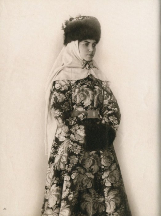 Старые фото женщин в традиционных русских нарядах (25 фото)