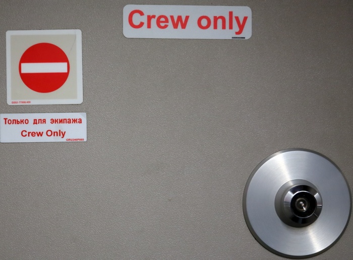 Как устроена дверь в кабину пилотов самолета Airbus-320 (17 фото)