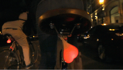 Забавный аксессуар для безопасной ночной езды на велосипеде