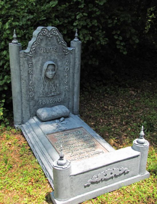 Предостережение на могиле умершей жены (3 фото)