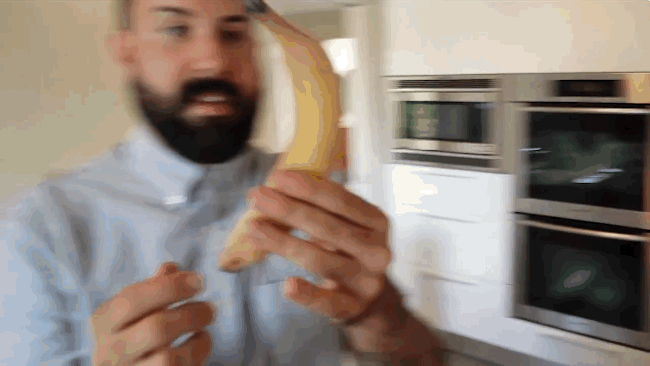 Как вернуть свежесть почерневшему банану (4 гифки)