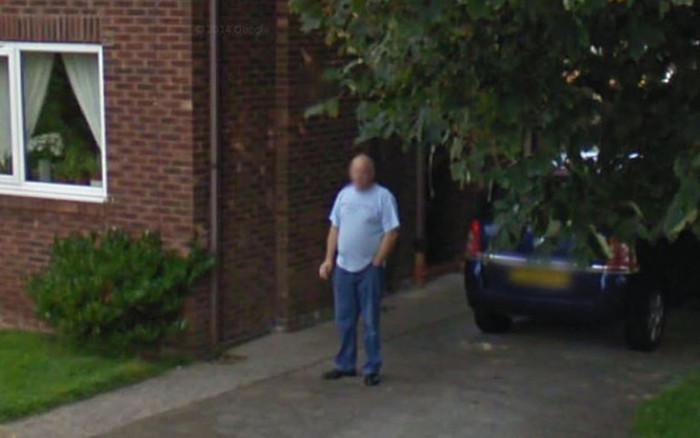 Благодаря сервису Google Street View женщина разоблачила супруга, обещавшего бросить курить (2 фото)