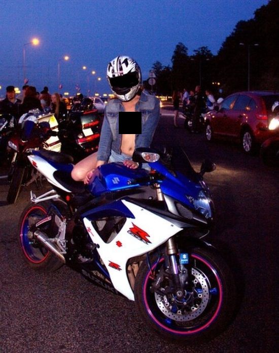 Топлесс покатушки на мотоциклах (20 фото) НЮ