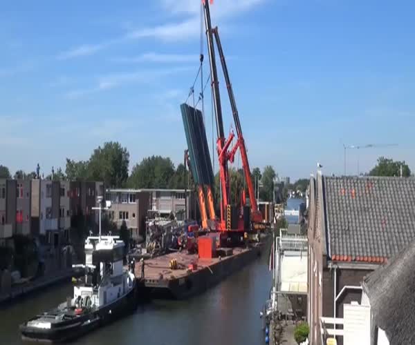 Крушение палубных кранов в Голландии