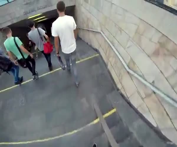 Юный экстремал катается на крыше метро