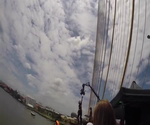 Банджи-прыжок с моста в воду