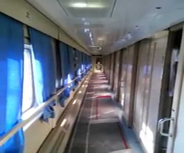Жуткие тени в коридоре вагона