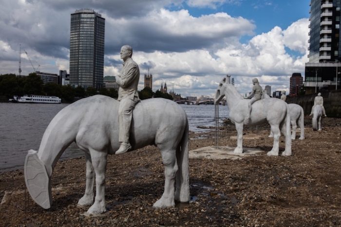 «Прилив» - необычная скульптурная композиция на дне Темзы (7 фото)