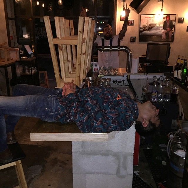 Нетрезвый босс спит на работе (17 фото)