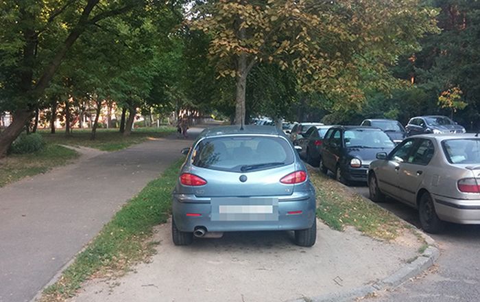 Необъявленная война из-за парковки на газоне (3 фото)