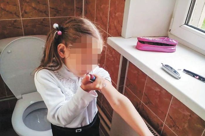 Московскую первоклассницу отправили делать уколы инсулина в туалет (фото)