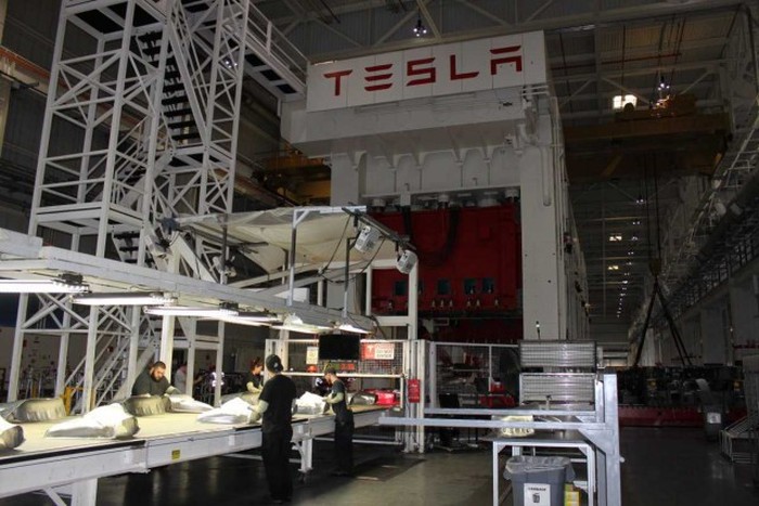 Экскурсия по заводу Tesla Motors (44 фото)