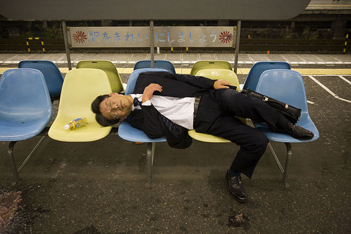 Оказывается, на японских улицах тоже встречаются спящие пьяные люди, только вот выглядят они совсем по-другому (20 фото)