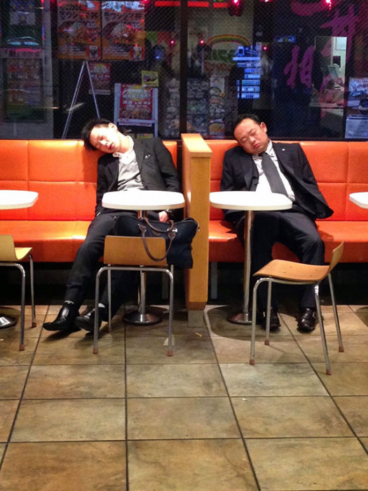 Оказывается, на японских улицах тоже встречаются спящие пьяные люди, только вот выглядят они совсем по-другому (20 фото)