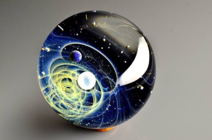 Вселенная в стеклянных шариках Сатоши Томизу (10 фото + видео)
