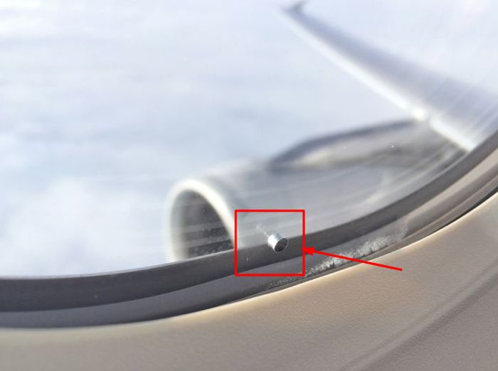 Простое, но очень эффективное средство безопасности в самолете (4 фото)