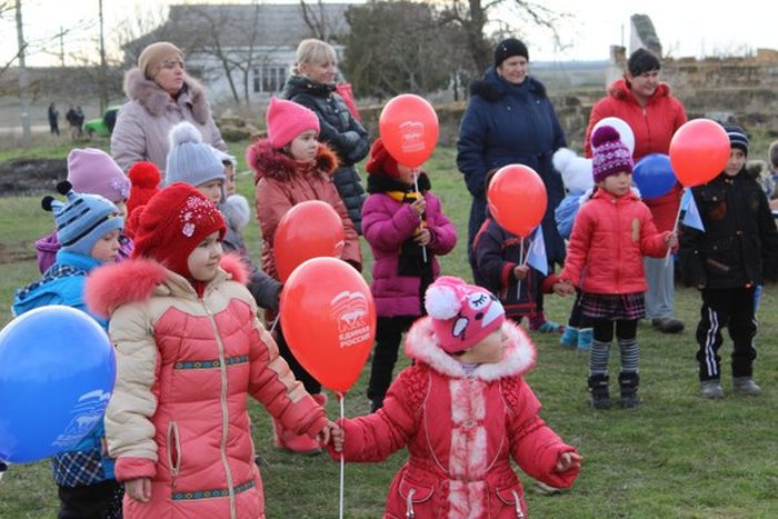В крымском селе состоялась торжественная церемония открытия детской горки (3 фото)