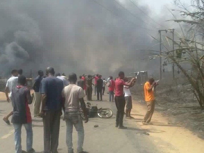 В результате взрыва на газоперерабатывающем заводе в Нигерии погибли 100 человек (6 фото)