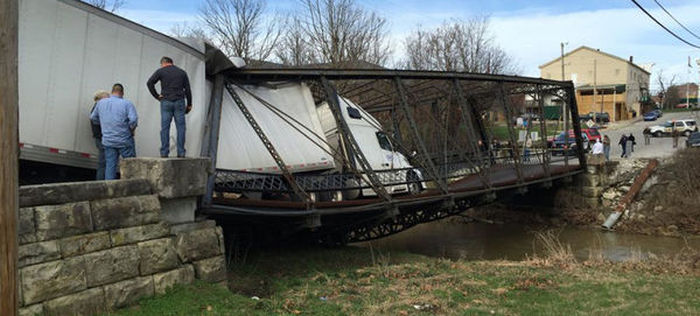 Девушка разрушила старый металлический мост из-за того, что не смогла перевести фунты в тонны (5 фото)