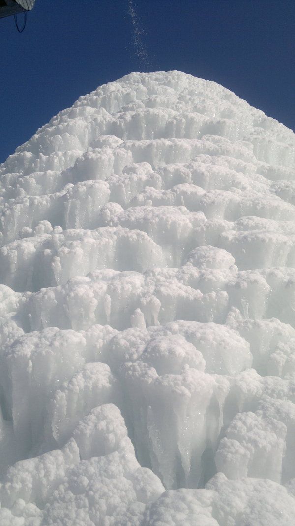Ледяная горка у водонапорной башни (3 фото)