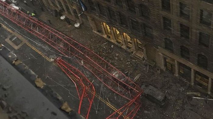 В Нью-Йорке рухнул огромный башенный кран (9 фото)