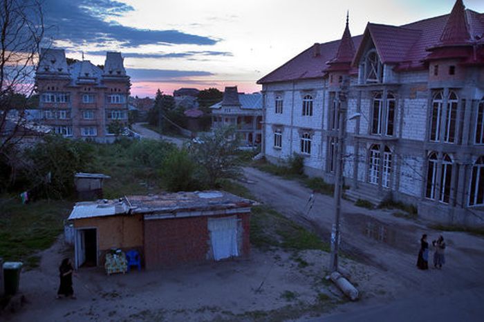 Бузеску - поселок неприлично богатых цыган (37 фото)