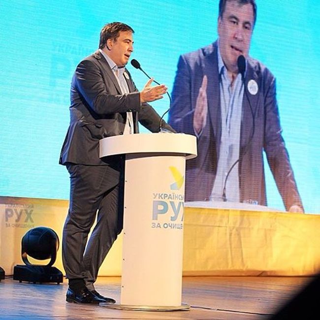 Михаил Саакашвили предстал перед публикой в брюках, заправленных в носки (2 фото)