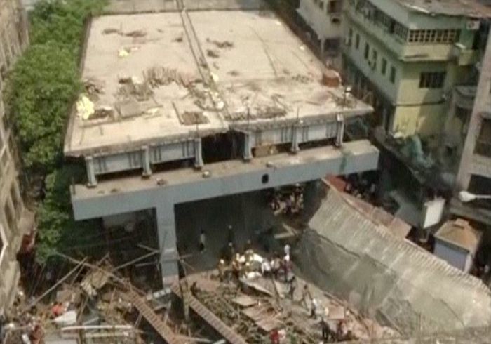 В Индии обрушилась строящаяся эстакада, есть жертвы (8 фото + видео)