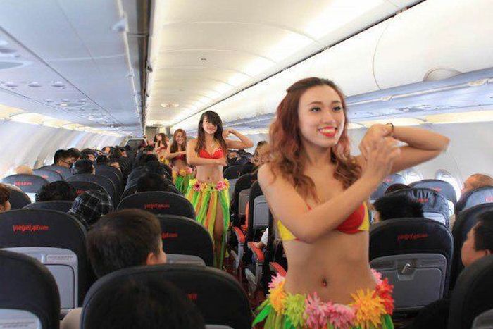 Вьетнамские стюардессы вышли на рейс в бикини (12 фото)