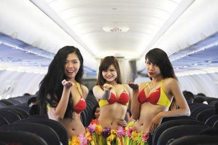 Вьетнамские стюардессы вышли на рейс в бикини (12 фото)