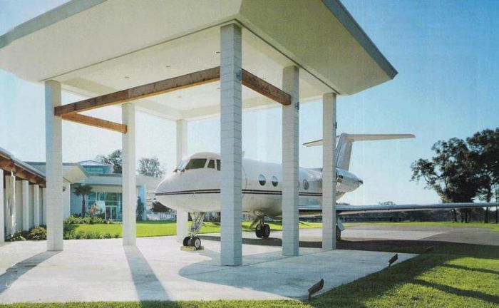 Уникальный дом с самолетами Джона Траволты (13 фото)