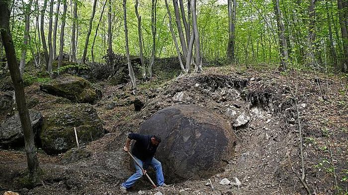 В Боснии нашли неизвестный гигантский шар (6 фото)
