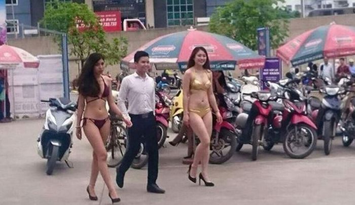 Во Вьетнаме продавщиц электроники одели в бикини (7 фото)