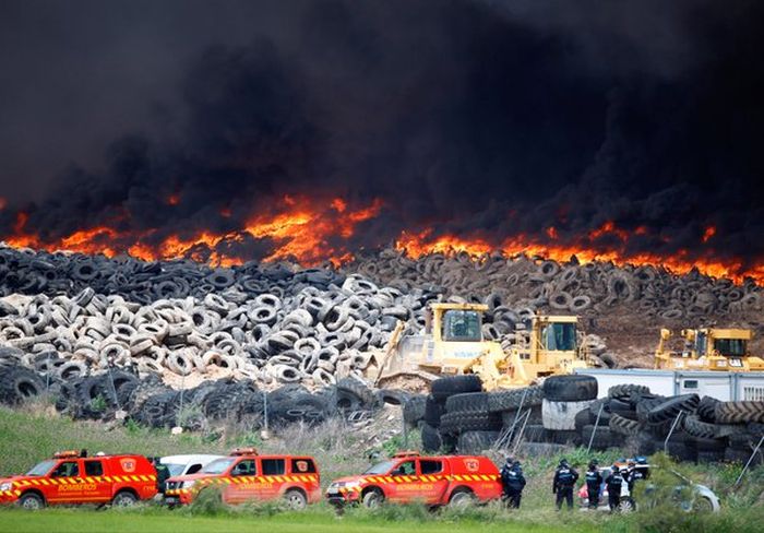 В Испании горит крупнейшая в Европе свалка покрышек (10 фото + 2 видео)